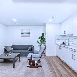 Cozy private suite - 12 minutes from the airport, מלון בYYC