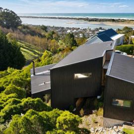 Ocean Views at Rapanui Lodge- 4BR Gem with Parking