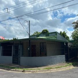 Family accommodation 10 minutes from Marina Pez Vela: Quepos'ta bir otel