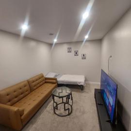 Cozy Private Suite with Parking near restaurants、レジャイナのホテル