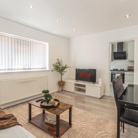 Contractor-Friendly 1BR Flat - Self Check In, Parking & Workplace, hotel in Watford West Station