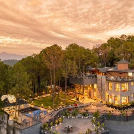 StayVista at Altiora Kasauli with Outdoor Pool & Lawn