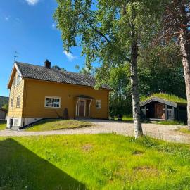 Newly renovated house close to everything, hotel en Holo