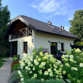 Laukakmeņu oāze - holiday house with sauna and hot tub, hótel í Tīnūži