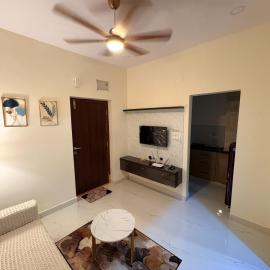 Secret Getaway with Premium & Cozy 1BHK Kondapur, hotel u gradu Kondapur