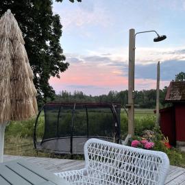Mysigt torp Cozy Cottage، فندق في تراناس