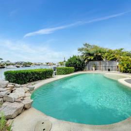 Spacious Family & Pet-friendly Home on the Canal, hotel di Cribb Island