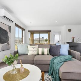 KozyGuru Pakenham Comfortable 4-Bedroom House、パッケナムのホテル