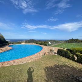Appartamento a Porto Cervo con vista sul mare immerso nel verde, hotel ad Abbiadori