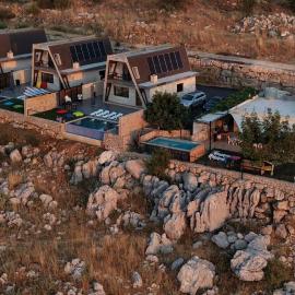 The Skyloft Tarchich - Panoramic Mountain Escapes, hotel en Aswāq aş Şafşāf