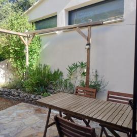 Maisonnette au pied du Mont Ventoux dans hameau naturiste โรงแรมในเบดวง
