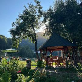 Guesthouse relax, hótel í Çerem