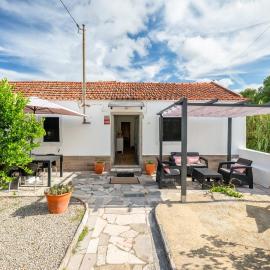GuestReady - Quaint house with Patio