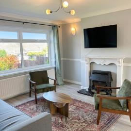 Spacious 3 bed house - a cosy modern retreat, hotel v destinaci Coundon