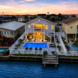 Waterfront Pool Home, Walk to Beach & Sleeps 11, hotelli kohteessa Myrtle Beach