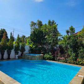 Guest House T4man Sari, hotell i Lovina