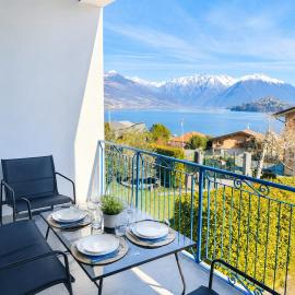 The Blue Sky Apartment with Lake view, hotel in Pianello Del Lario