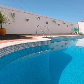 Sunny Studio with Pool Access - Beach & City 5 min, hotel sa Figueira da Foz