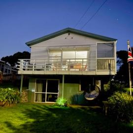 Oakura Beachfront Epic Views & Close to Everything!, hotel in Oakura
