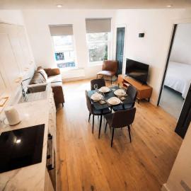 Spacious 2-bed 2-bath Apartment in Sale Manchester, hotel a Elland