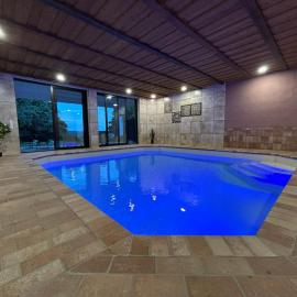Wellness-Villa am Nürburgring mit Pool, Sauna und Eifelpanorama, hotell i Baar