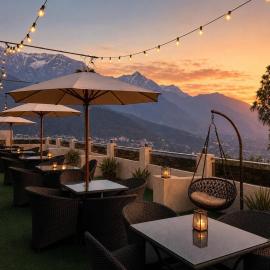The Zinnia Castle- Dharamshala # Centrally Heated & Air Cooled # Premium Rooms # Lift # Bar # Terrace # Big Parking # Near market # Top Rated # Property of the year, hotel in Dharamshala