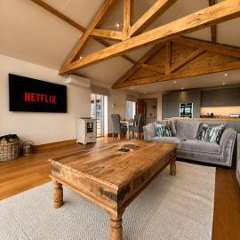 THE END BARN, Luxury Barn Conversion, 2 SUPER KING BEDS, 3 Bathrooms, Private Gated Location, Parking, Smart TV's Throughout, DOG FRIENDLY