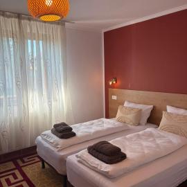 La umbra nucului bătrân, hotel em Ghimbav