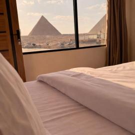 Villa Hathor pyramids view, hotel in Kafrat al Jabal