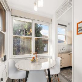 Sunny 2BR Family Unit - Walk to Beach and Shops, хотел в Сидни