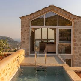 Eks Mani Peninsula Retreat