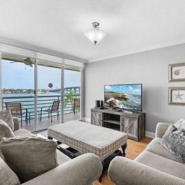 NEW Stunning Bahia Vista Condo 8 410, hotel in Tierra Verde