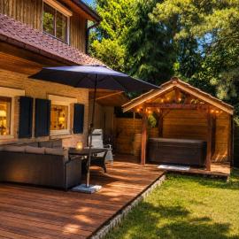 Charming house in the woods with private wellness, Hotel in Schilde