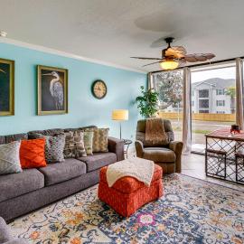 Walk to Beach! Biloxi Condo w/ Community Perks, hotel u gradu Biloksi
