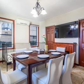 One Bus Stop to Time Square-4BR Duplex-Free Parking, hotell i Hillside