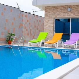2 chambres et salon vue piscine