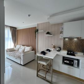 Luxury One-Bedroom Apartment in the Heart of Phuket, хотел в Кату