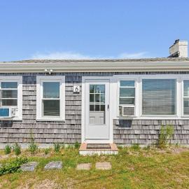 Beach Home With Beautiful Ocean Views, hotell i Dennis