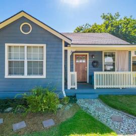 10 min Walk to Downtown • Vintage Bungalow • Patio