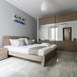 F7 Room 1, Private Double room with private bathroom in shared Flat、ムサイダのホテル