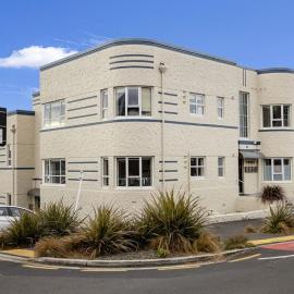 The Deco View- Warm Art Deco Apartment with Garage