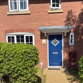 2 Bedroom Sleeps 3 -Private Garden -Parking
