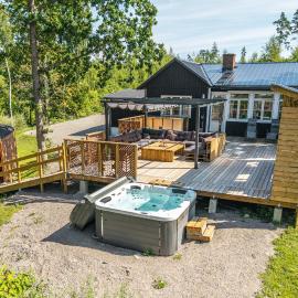 Unique Lakehouse and Retro Bus Stay, מלון בÖrsjö