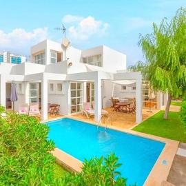 Familienfreundliches charmantes Ferienhaus mit Grill, Terrasse und Garten, hotell i Can Picafort