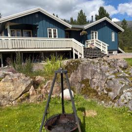 Frittliggende hytte i flott turterreng, hotelli kohteessa Molde