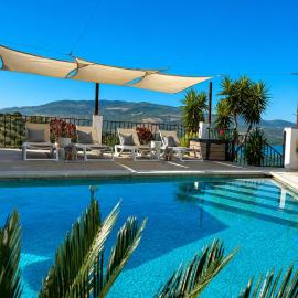 Casa de Ladera - Private Villa with Lake Views, Pool & Jacuzzi