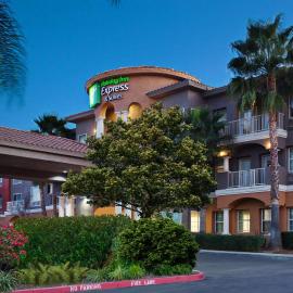 Holiday Inn Express & Suites Corona by IHG, hotel en Corona