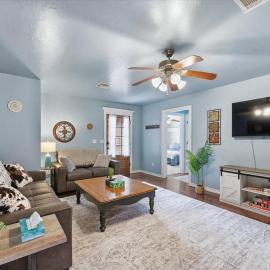 Viesnīca Family Friendly 3BR, Loft Office Near OKC pilsētā Jukona