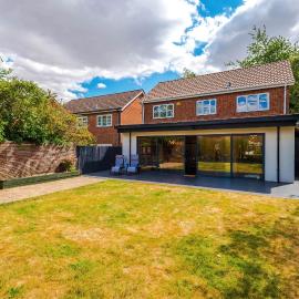 7 Seater Hot Tub W Park Views - Canal Access - Stunning Solihull & Birmingham Escape-5 Double Bedrooms Sleeps 10 - Huge Driveway - 4 Vehicles or 2 LWBs - Catherine de Barnes - Minutes to JLR BHX HS2 Mell Square - By Samina Arz Stays, hotel in Solihull