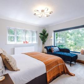 5 Double Bedrooms - Sleeps 10- Luxury Park Escape - 7 Seater Hot Tub W Park Views - Canal Access- Huge Driveway - 4 Vehicles or 2 LWBs - Minutes to JLR BHX Airport HS2 Mell Square - Regular Work Stays and Long Stays are welcome! By Samina Arz Stays
